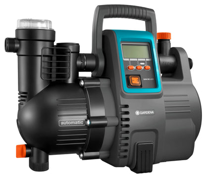 Gardena Comfort Hauswasserautomat 5000/5E Pumpe – LCD. Graue, kompakte Pumpe mit orangefarbenen Akzenten und LCD. Automatische Brauchwasserversorgung.