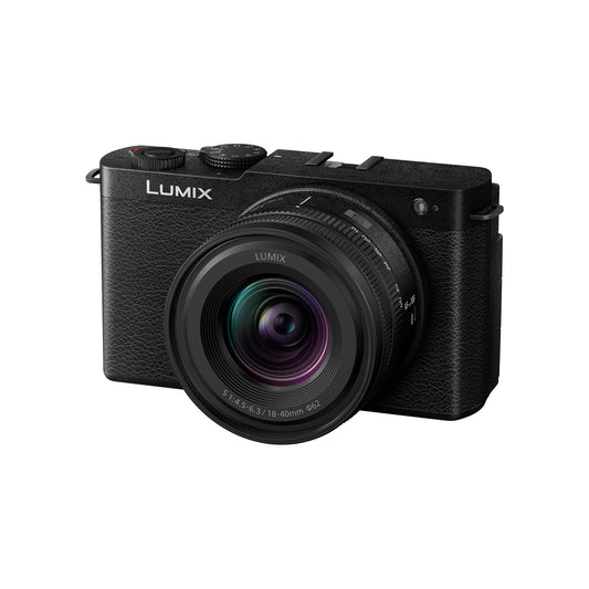 Panasonic Lumix DC-S9NE-K Spiegellose Kamera mit S-R1840E. Schwarzes, kompaktes Gehäuse. Erfasst Fotos und Videos.