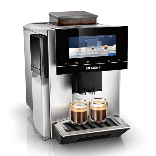 SIEMENS EQ900 plus TQ903DZ3 Kaffeevollautomat Edelstahl, hochformatig. Bereitet vollautomatisch Kaffeespezialitäten zu.