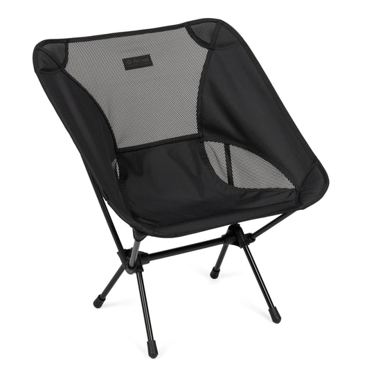 Helinox Chair One Leichtgewicht Outdoor Faltstuhl - All Black. Kompakter, schwarzer Faltstuhl mit schwarzem Gestell. Ermöglicht mobiles Sitzen im Freien.