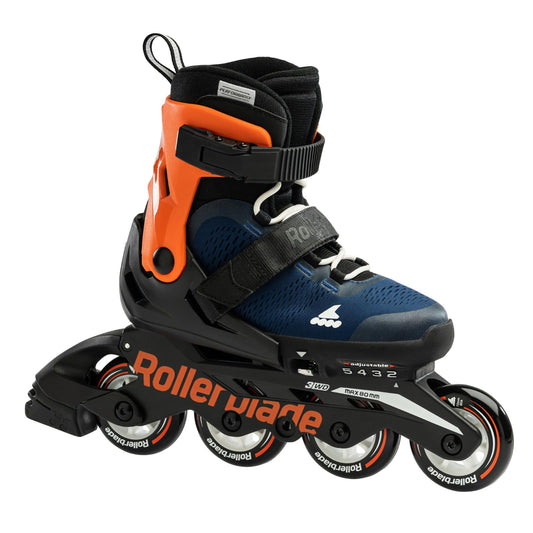 Rollerblade Microblade Inline Skate - Blu Notte/Arancio 21. Blaue und orangefarbene Inline Skates. Ermöglichen durch Rollen das schnelle Vorwärtsbewegen auf ebenen Flächen.
