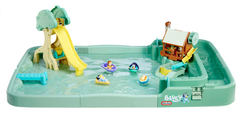 Little Tikes Bluey Bushland Adventure Wassertisch mit 6 Zubehörteilen, Baumstamm-Rutschturm und vier Bluey-Figuren