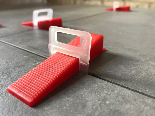 Fliesen Nivelliersystem Set – 6000 Laschen 100 Keile 3mm: Weiße Laschen und Keile für bündige Fliesen ohne Überzähne.
