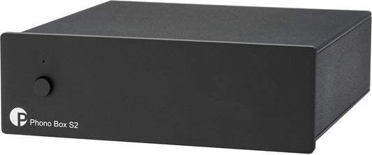 Pro-Ject Phono Box S2 MM/MC Phono Vorverstärker - Schwarz. Rechteckiges Gerät zur Verstärkung von MM/MC Plattenspieler-Signalen.