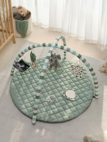 Blissful Diary Spielbogen Baby mit 6 Spielzeugen, Salbeigrün