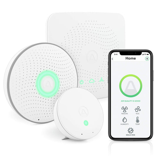 Airthings House Kit Radon & Raumluft Monitor - Mehrraum 420. Weiße, kompakte Monitore überwachen Radon und Raumluftwerte.