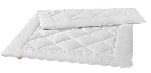 liebling Kamelhaardecke Ganzjahresdecke - 135x200 cm. In Naturfarbe. Bietet atmungsaktive Wärmeisolierung für ganzjährigen Schlafkomfort.