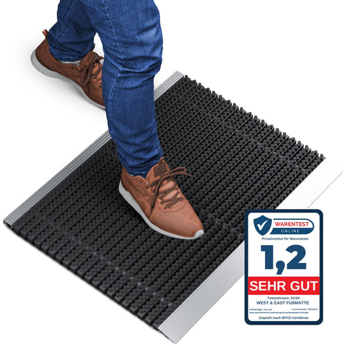 Alu Schmutzfangmatte Aussen Bürsten – Schwarz 50x80 cm. Rechteckige, schwarze Matte mit Bürsten reinigt Schuhsohlen effektiv im Aussenbereich.
