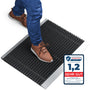 Alu Schmutzfangmatte Aussen Bürsten – Schwarz 50x80 cm. Rechteckige, schwarze Matte mit Bürsten reinigt Schuhsohlen effektiv im Aussenbereich.