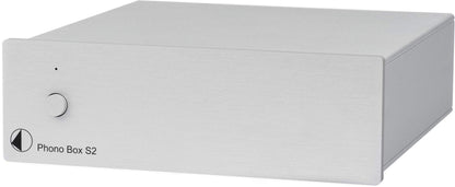 Pro-Ject Phono Box S2 Phono Vorverstärker - Silber. Silberne, rechteckige Box, die Plattenspieler-Audiosignale verstärkt.