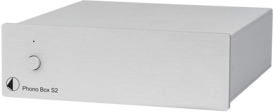 Pro-Ject Phono Box S2 Phono Vorverstärker - Silber. Silberne, rechteckige Box, die Plattenspieler-Audiosignale verstärkt.
