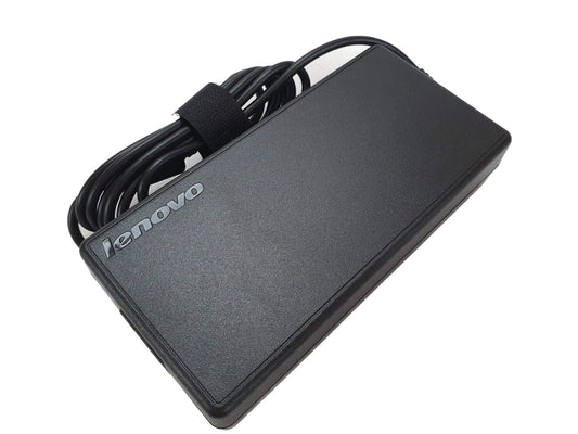 Lenovo ThinkPad AC Adapter, schwarzer, rechteckiger Block mit Slim Tip. Liefert 170W Netzstrom zum Laden von ThinkPads.