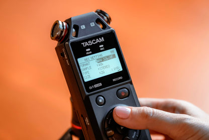 Tascam DR-05XP Mobiler 2-Kanal-Audiorecorder mit 32-Bit-Float