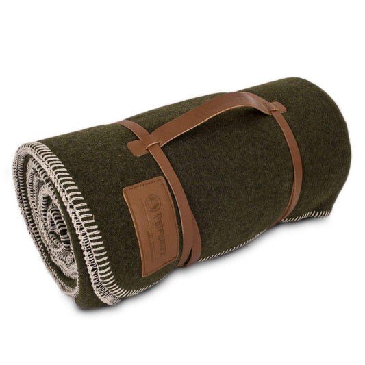 Petromax Wolldecke für Outdoor & Camping – 150x200cm Oliv/schwarz. Rechteckige Decke in Oliv und Schwarz. Bietet Wärme und Schutz beim Camping.