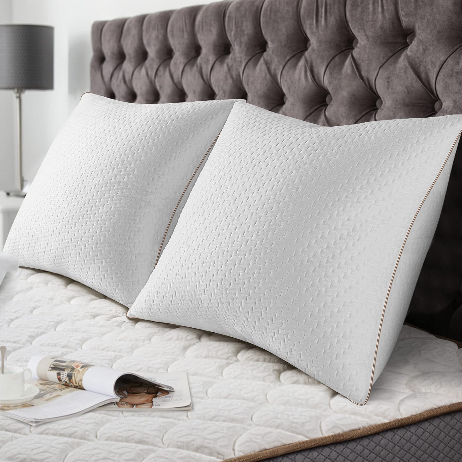 BedStory Kopfkissen 80x80 2er Set Bambus Mikrofaser. Zwei weiße Bambus-Mikrofaser-Kissen stützen Kopf und Nacken im Schlaf.