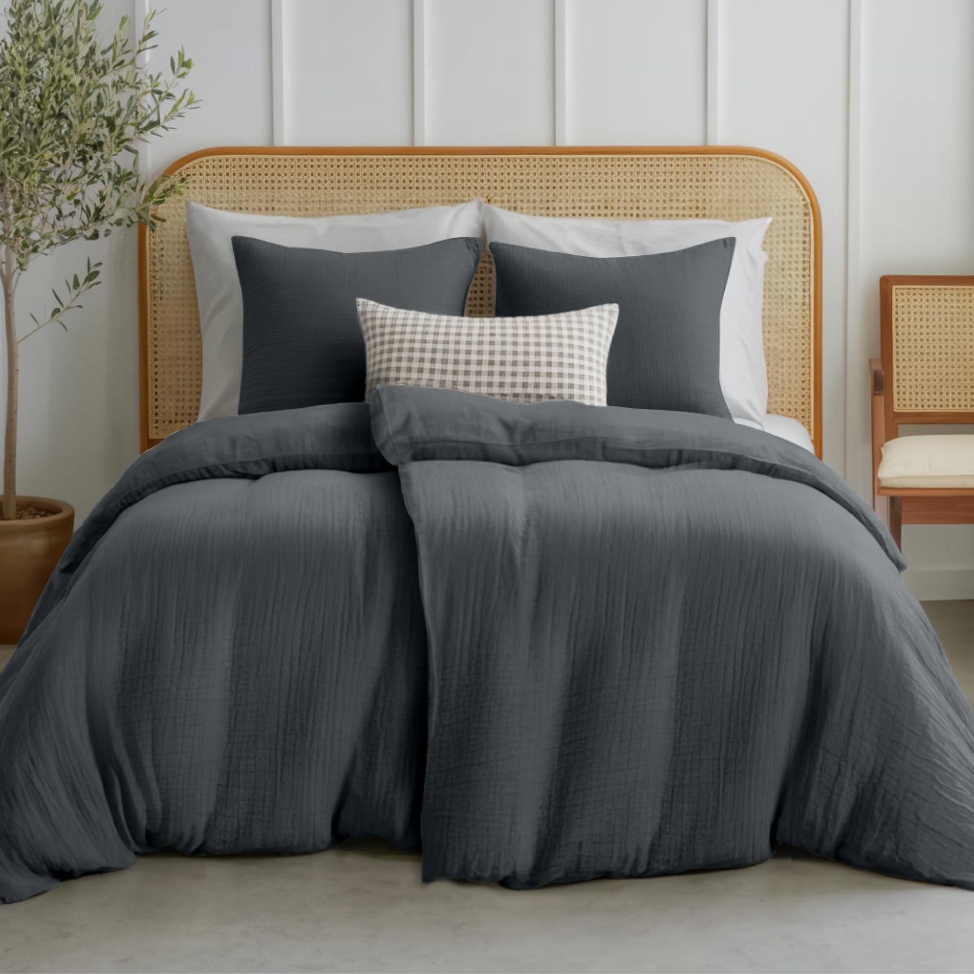 Dreamzie Musselin Bettwäsche 2er-Set 135x200 cm Dunkelgrau. Atmungsaktiver, gekreppter Musselin. Ummantelt Bettdecken und Kissen für hohen Schlafkomfort.