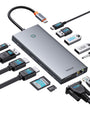 Baseus USB C Docking Station – 3 Monitore, 13-in-1 Hub. Rechteckiger, schwarzer Hub zur Verbindung von 3 Monitoren und Peripherie mit dem Laptop.