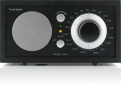 Tivoli Audio Model One UKW/MW Tischradio – Schwarz/Silber. Kompaktes, rechteckiges UKW/MW-Radio zur Audiowiedergabe.