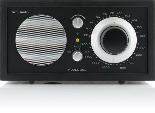 Tivoli Audio Model One UKW/MW Tischradio – Schwarz/Silber. Kompaktes, rechteckiges UKW/MW-Radio zur Audiowiedergabe.