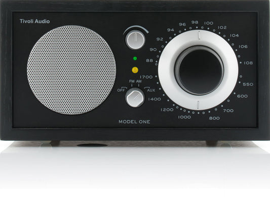 Tivoli Audio Model One UKW/MW Tischradio – Schwarz/Silber. Kompaktes, rechteckiges UKW/MW-Radio zur Audiowiedergabe.