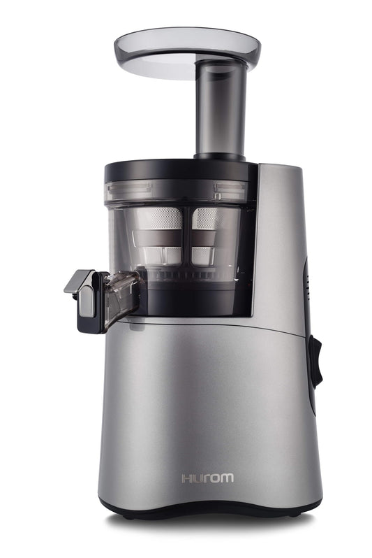HUROM H-AA Slow Juicer Kaltpressentsafter – Dunkelsilber, vertikales Gerät. Entsaftet Obst & Gemüse schonend.