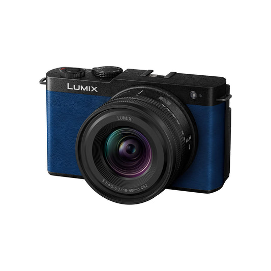 Panasonic Lumix DC-S9NE-A Spiegellose Vollformatkamera - Blau Kit. Kompaktes blaues, rechteckiges Gehäuse. Für hochauflösende Foto- und Videoaufnahmen.
