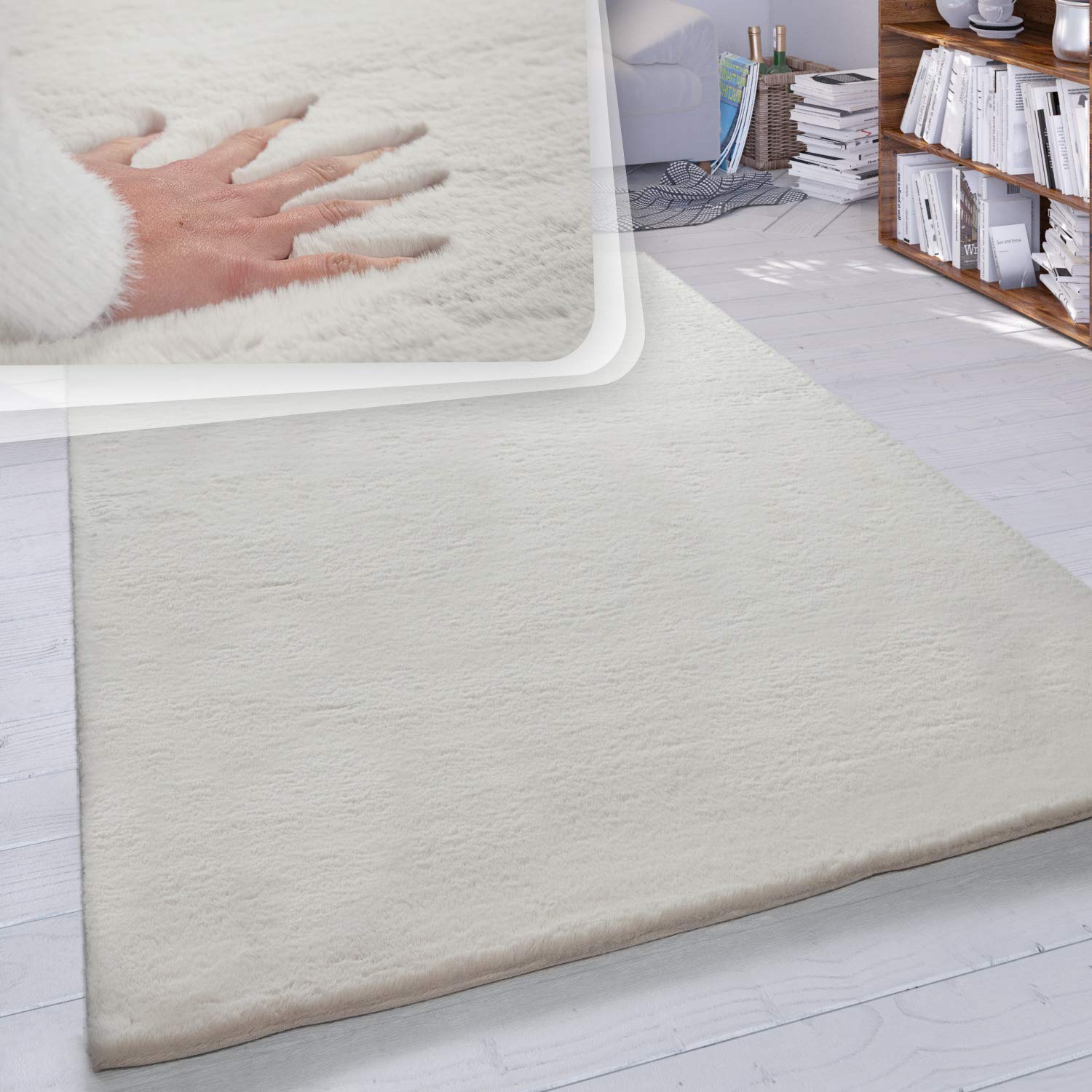 Paco Home Hochflor Shaggy Kunstfell Teppich - Creme 200x290 cm. Rechteckiger, cremefarbener Hochflor-Teppich aus Kunstfell. Er dient als weicher Bodenbelag.