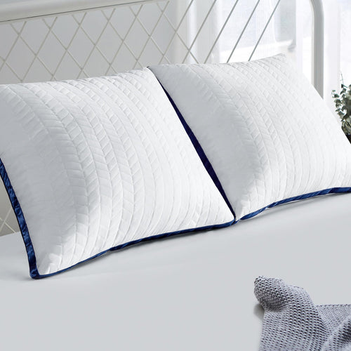 Slybear Seitenschläfer Kopfkissen 80x80 im Doppelpack. Zwei weiße, quadratische Kissen für optimale Kopf- und Nackenstütze von Seitenschläfern.