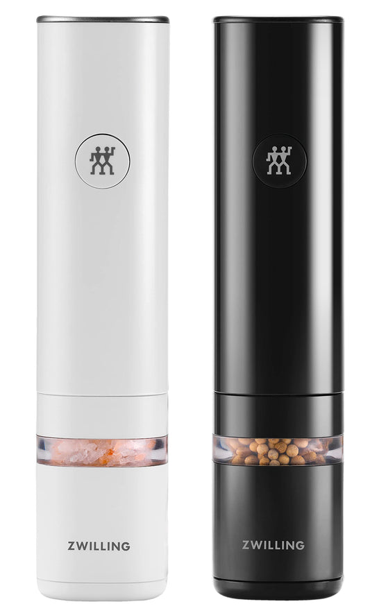 Zwilling Enfinigy Elektrische Mühle Set - Schwarz & Weiss. Zwei zylinderförmige Mühlen in Schwarz und Weiß. Dient zum elektrischen Mahlen von Gewürzen und trockenen Kräutern.
