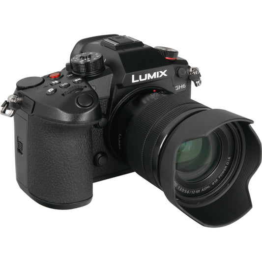 Panasonic LUMIX GH6M Hybridkamera - Objektiv Kit schwarz, Kamera mit angesetztem Objektiv für Video- und Fotoproduktionen.