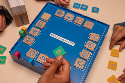 Asmodee BEZZERWIZZER Quizspiel – Quiz- und Partyspiel ab 15 Jahren