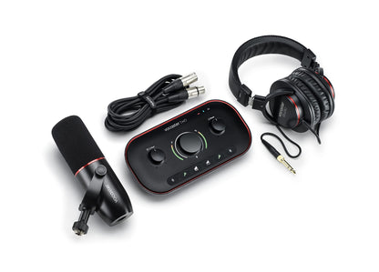 Focusrite Vocaster Two Studio Podcast Audio-Interface Set. Kompaktes, dunkelgraues Set zur Aufnahme und Bearbeitung von Stimmen für Podcasts.
