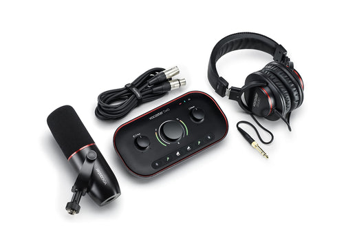 Focusrite Vocaster Two Studio Podcast Audio-Interface Set. Kompaktes, dunkelgraues Set zur Aufnahme und Bearbeitung von Stimmen für Podcasts.