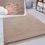Paco Home Hochflor Shaggy Kunstfell Teppich 200x290 cm Beige. Rechteckiger, beiger Teppich mit langem Flor. Dient der Bodengestaltung in Wohnräumen.