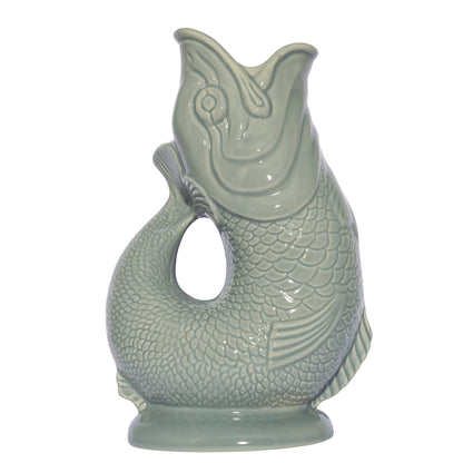 Gluckigluck Original Gluggle Jug Wasserkaraffe – Sage: Fischförmige, salbeigrüne Keramikkaraffe zum Servieren von Getränken mit gluckerndem Geräusch.