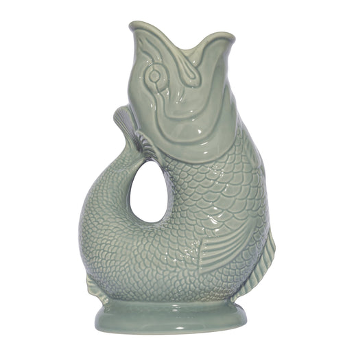 Gluckigluck Original Gluggle Jug Wasserkaraffe – Sage: Fischförmige, salbeigrüne Keramikkaraffe zum Servieren von Getränken mit gluckerndem Geräusch.