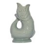 Gluckigluck Original Gluggle Jug Wasserkaraffe – Sage: Fischförmige, salbeigrüne Keramikkaraffe zum Servieren von Getränken mit gluckerndem Geräusch.