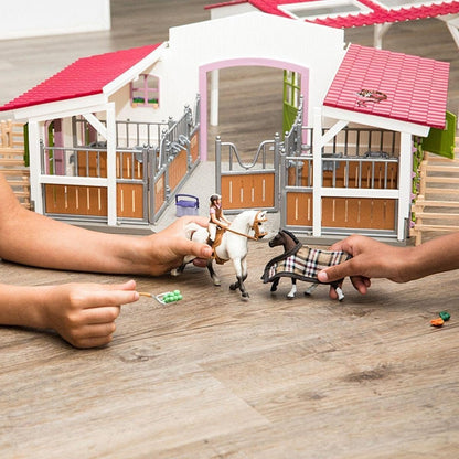 Schleich HORSE CLUB Reiterhof 42344, Spielset mit Reiterin und Pferde