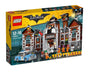 LEGO The Batman Movie 70912 Bausatz - Arkham Asylum: Detailliertes, mehrfarbiges Backsteingebäude zum Bau eines Spiel- und Ausstellungsmodells.