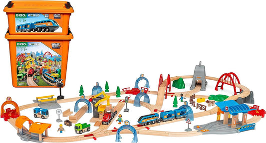 BRIO World 33977 Smart Tech Sound Deluxe Eisenbahn Set: Holz-Eisenbahnset mit Smart Tech Lok, Waggons, Schienen. Erstellt interaktive Zugstrecken mit Soundeffekten.