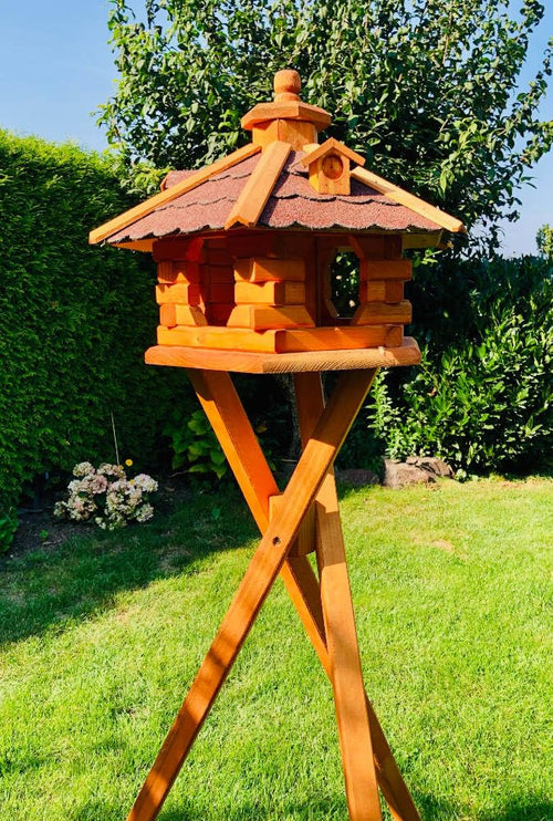 DARLUX Sechseck Futterhaus - L, mit Ständer, Rot-Braun, dient dem Füttern von Wildvögeln.