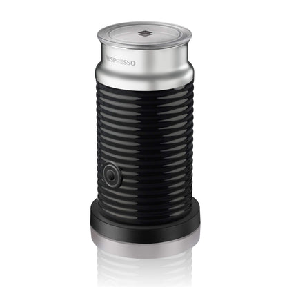 Nespresso Aeroccino 3 Milchaufschäumer - Schwarz. Zylindrischer, schwarzer Milchaufschäumer zur Zubereitung von kaltem oder warmem Milchschaum per Induktion.

