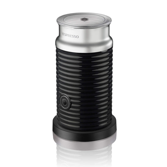 Nespresso Aeroccino 3 Milchaufschäumer - Schwarz. Zylindrischer, schwarzer Milchaufschäumer zur Zubereitung von kaltem oder warmem Milchschaum per Induktion.
