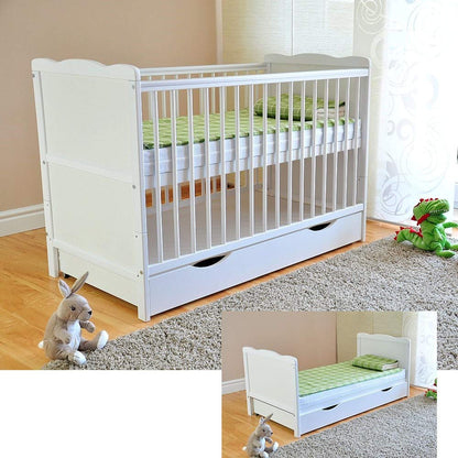 Marsell Baby Gitterbett Juniorbett umbaubar – Schublade Weiss. Weißes, umbaubares Gitter- zum Juniorbett mit Stauraum-Schublade.