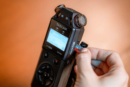Tascam DR-05XP Mobiler 2-Kanal-Audiorecorder mit 32-Bit-Float