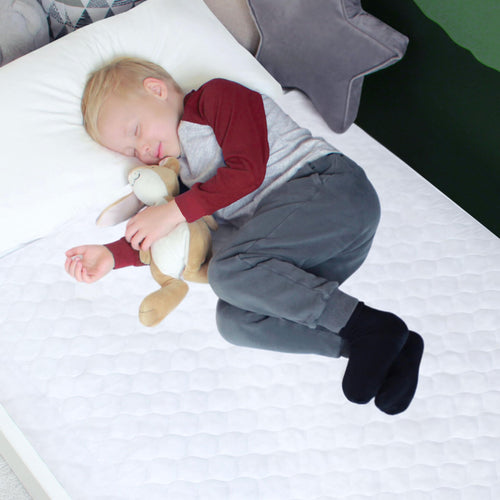 Hygge Sheets Kids Bettunterlage wasserdicht, 2er-Pack, weiss – gesteppte Molton-Oberseite, Steckflügel
