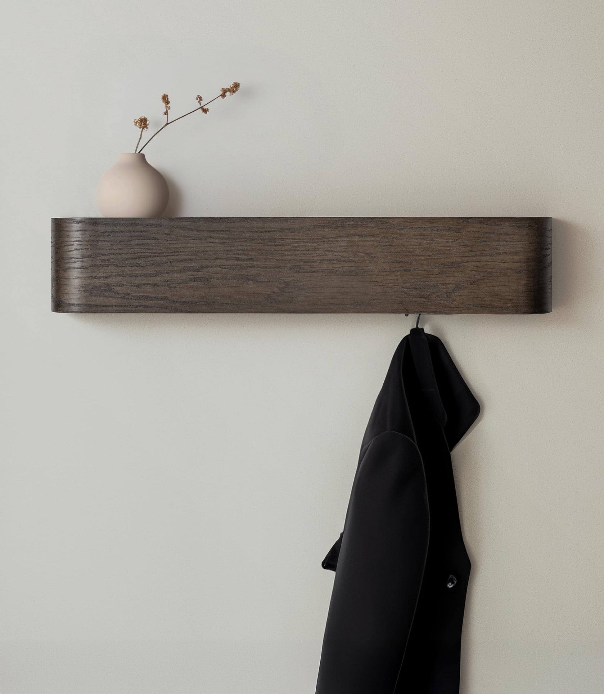 Kazai Toke Design-Wandgarderobe aus Echtholz – Eiche Dunkel. Wandgarderobe mit Haken zur Aufhängung von Kleidung.