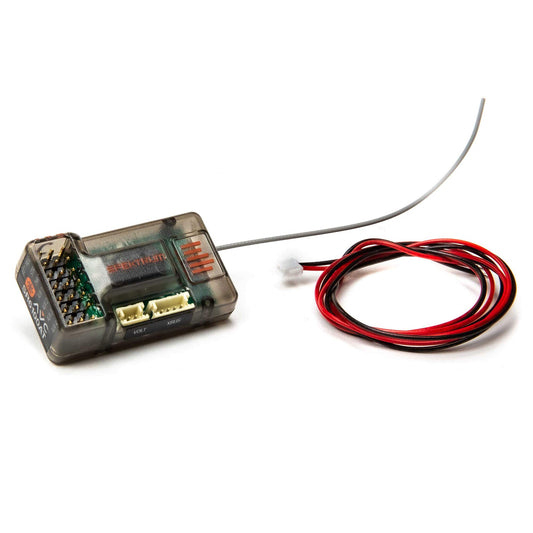 Spektrum SR6100AT Telemetrie-Empfänger – DSMR 6-Kanal AVC: Kompaktes schwarzes Gehäuse mit Antennen. Empfängt DSMR-Signale für Telemetrie und AVC-Steuerung von RC-Modellen.
