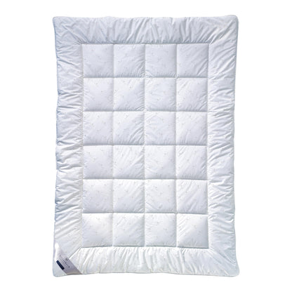 billerbeck E21 King Faser Ganzjahresdecke - Aloe Vera 135x200 cm: Rechteckige, weiße Faserdecke für ganzjährigen Schlafkomfort.