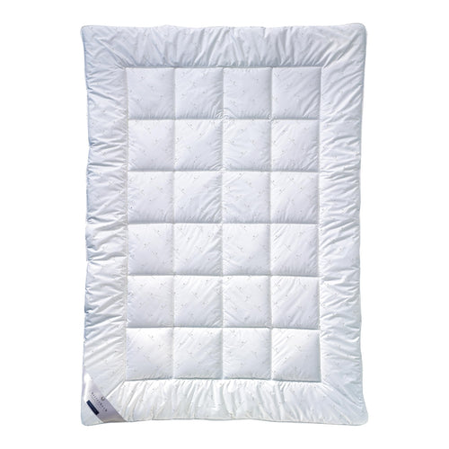 billerbeck E21 King Faser Ganzjahresdecke - Aloe Vera 135x200 cm: Rechteckige, weiße Faserdecke für ganzjährigen Schlafkomfort.